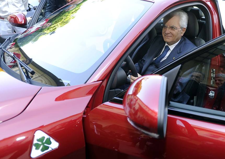 Il Presidente della Repubblica, Sergio Mattarella al volante della nuova Alfa Giulia. LaPresse